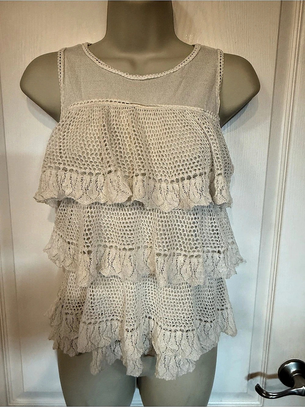 Gorgeous White House Black Market Crochet Ruffle Tank Top in White Size Small